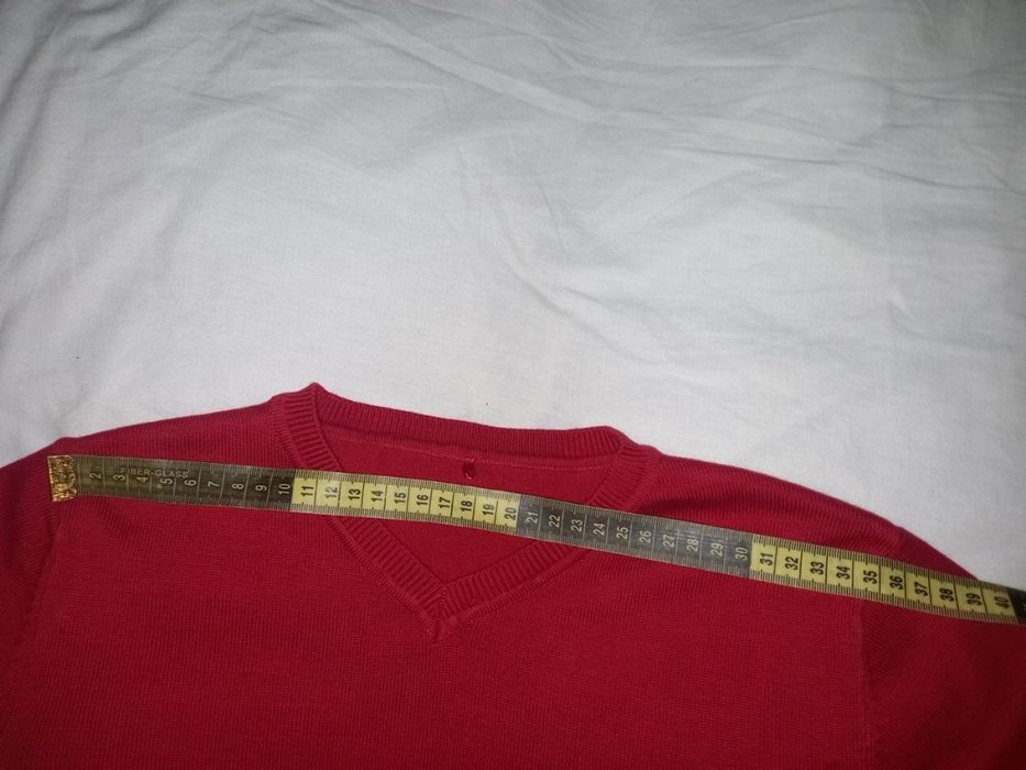 Шкільний светер з v подібним вирізом.