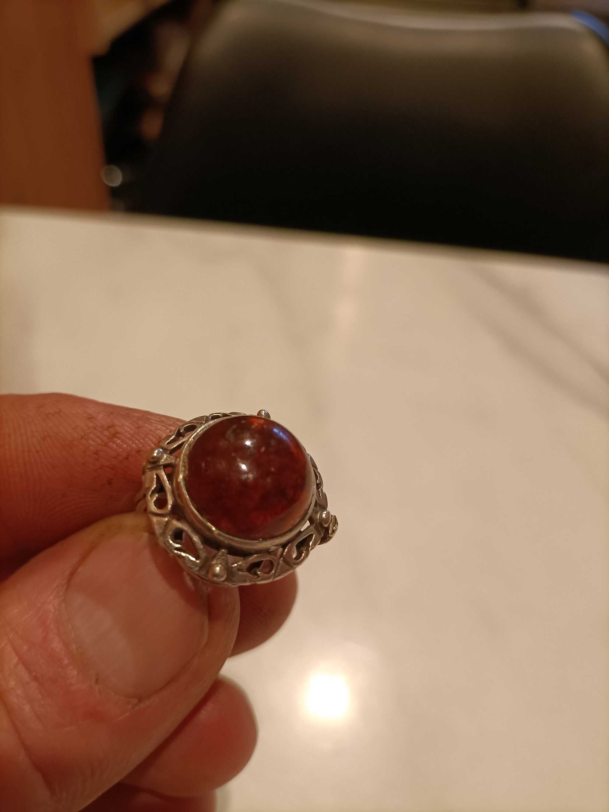 WarMet srebrny pierścionek z bursztynowym kamykiem
