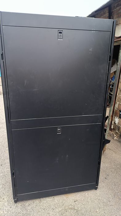 Шафа серверна APC AR3100