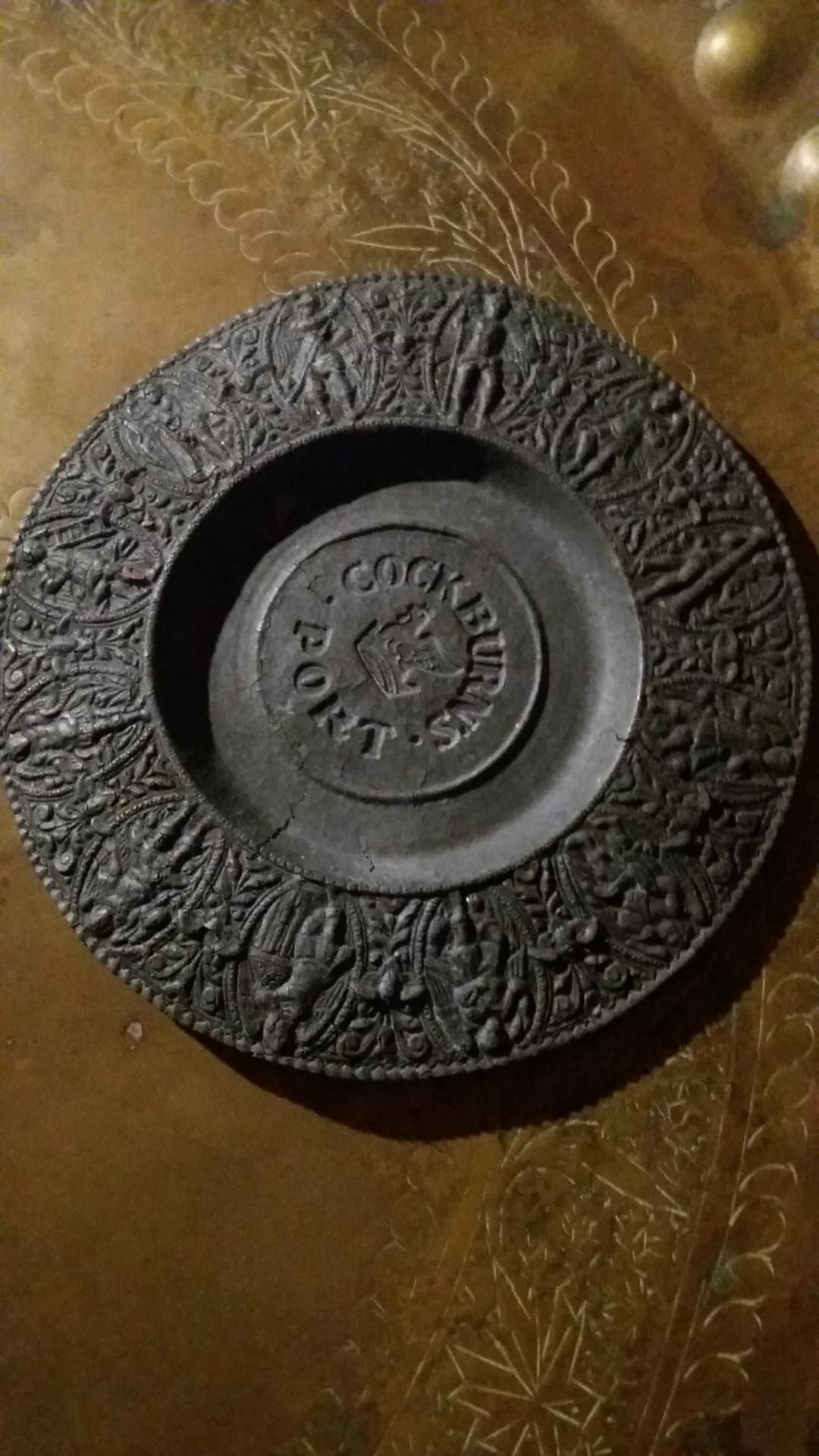 Duas Peças  antigas em estanho: Prato" Cockburns Port"  e  caneca .