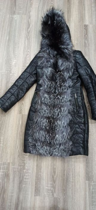 Натуральна, шкіряна куртка/пуховик з натуральним хутром чорнобурки