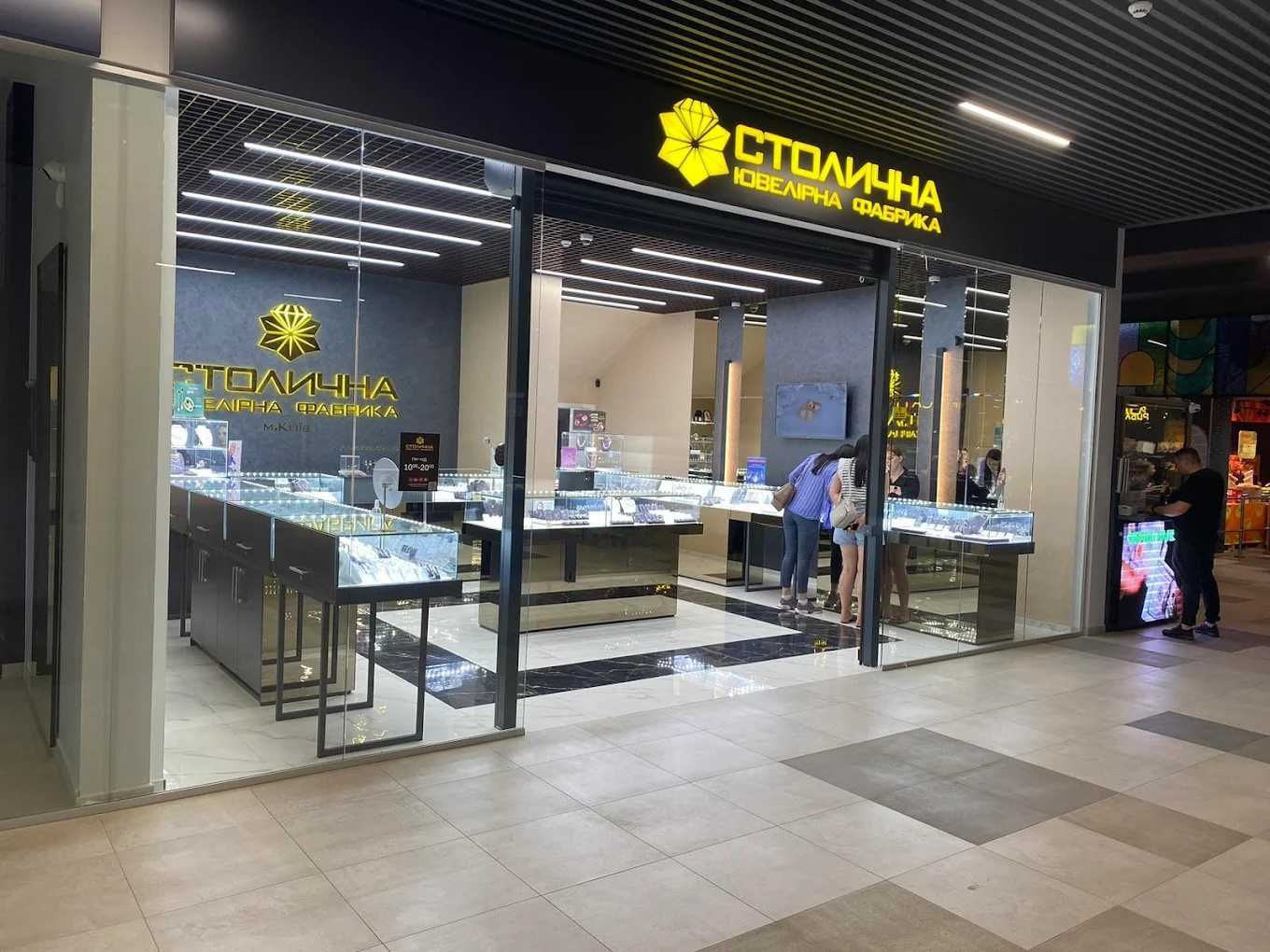 Продаж діючого магазину м. Яворів вулиця Павла Тичини 3. ТЦ  "Mac Way"