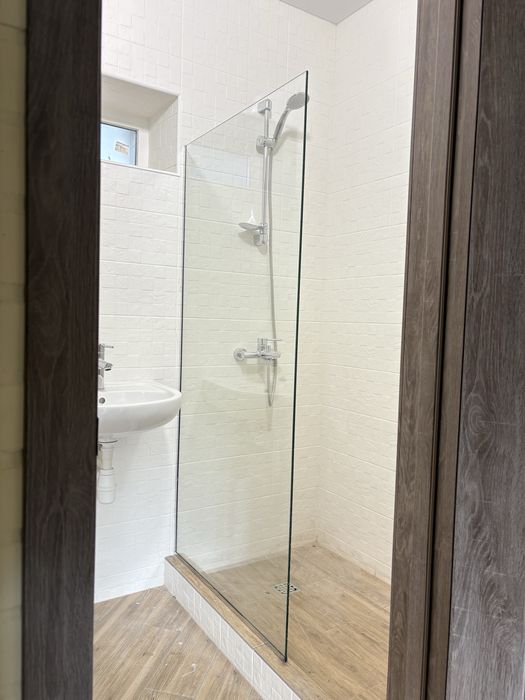 Виготовлення, встановлення перегородки для душових кімнат.