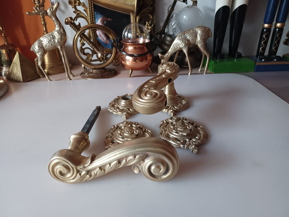 Duże klamki mosiężne.