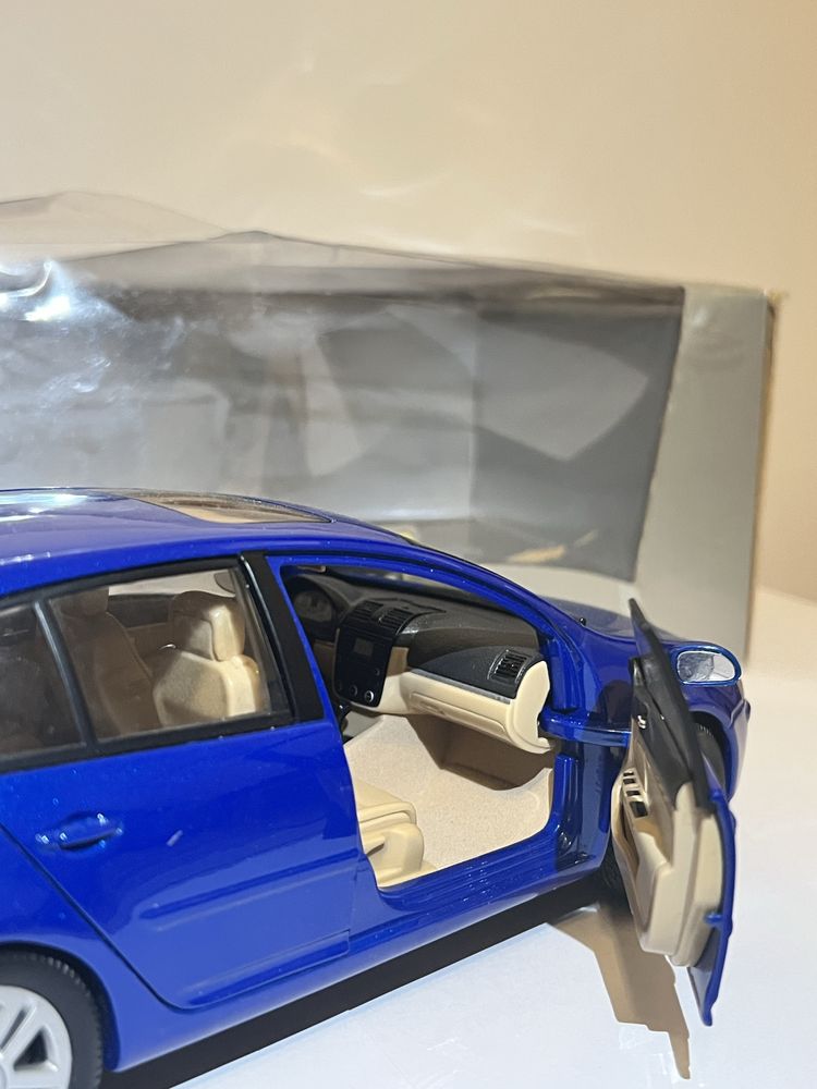 1:18 Volkswagen Golf V / Bburago niebieski.