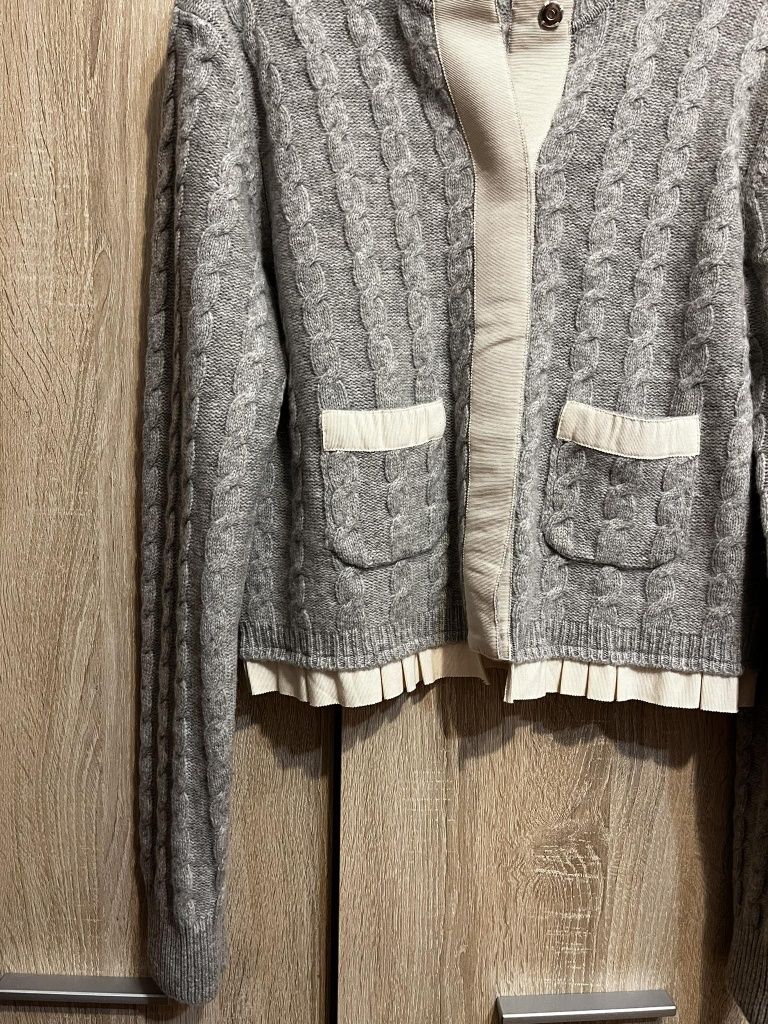 Nowy sweter Zara
Rozmiar M
100% wełna, miły w dotyku

Długość : 60 cm