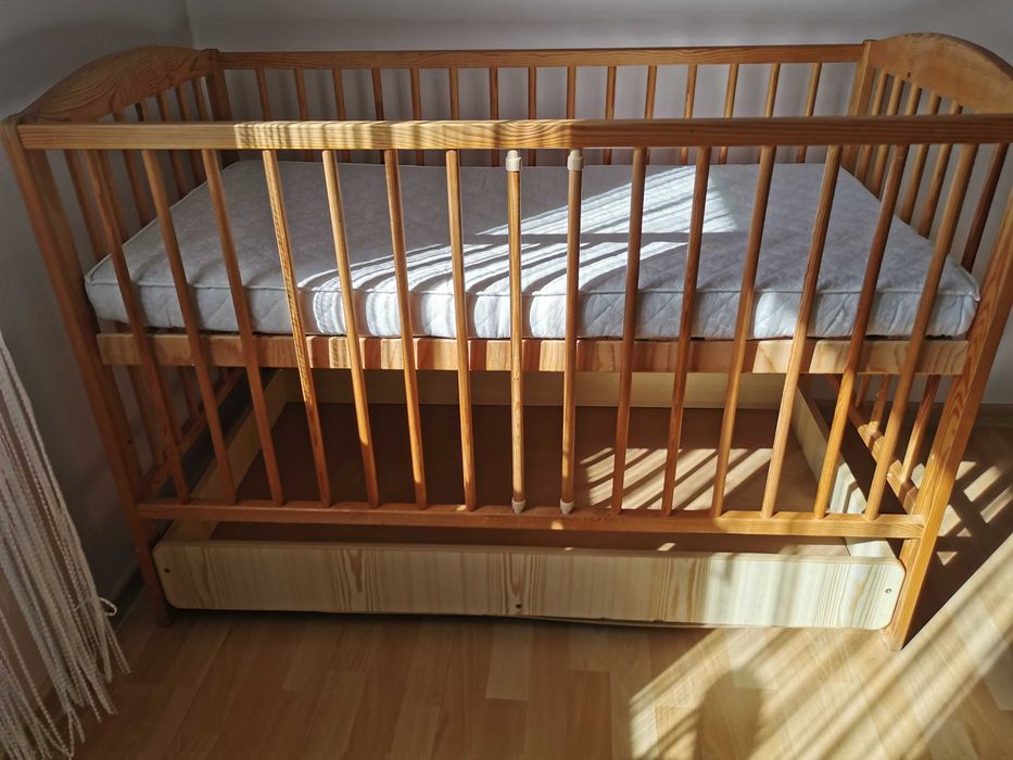 drewniane łóżeczko dziecięce