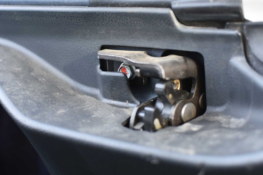 Zamek drzwi tył góra dół P/L Isuzu D MAX 2019 r