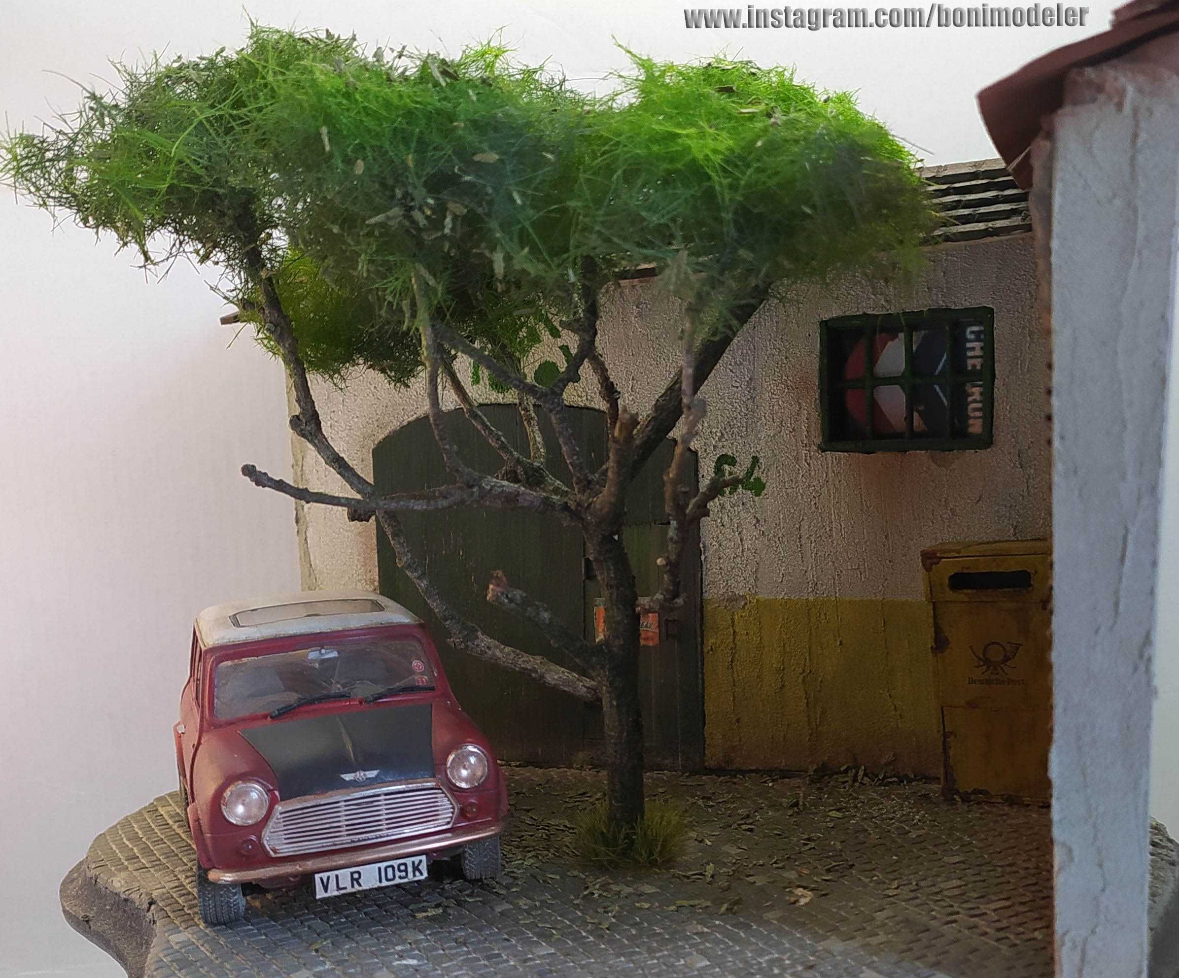 Diorama - Old Mini Cooper na Sombra da Árvore - modelo em escala 1:24