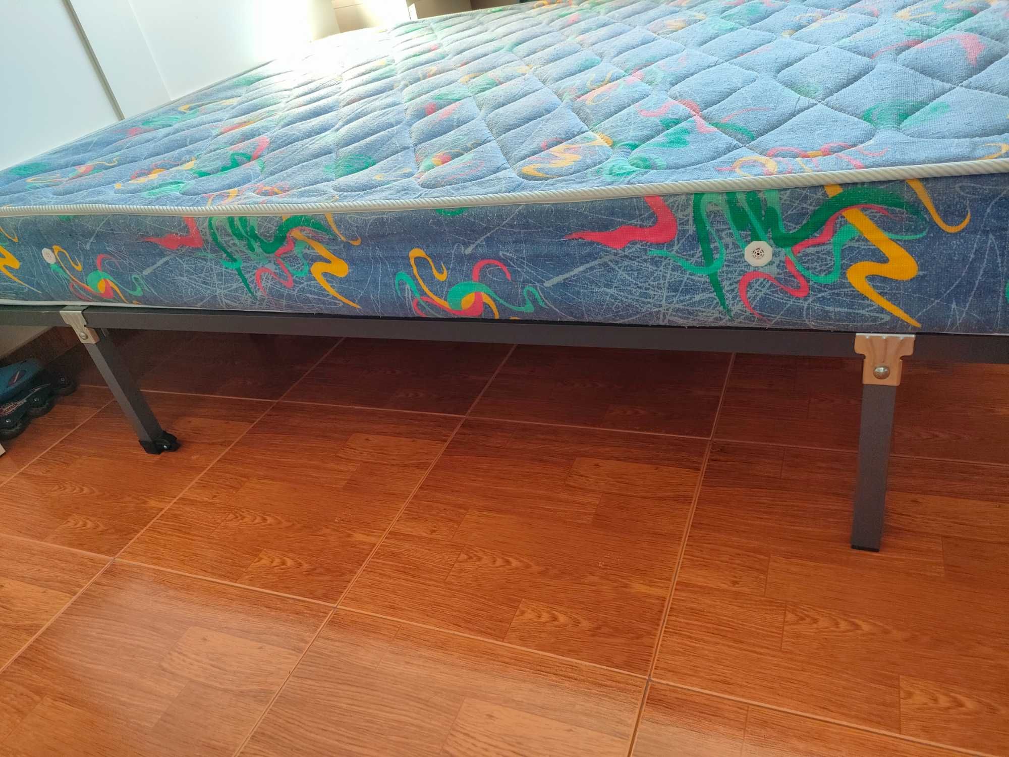 Vendo testeira de cama estrado e colchão.   Possibilidade de entrega