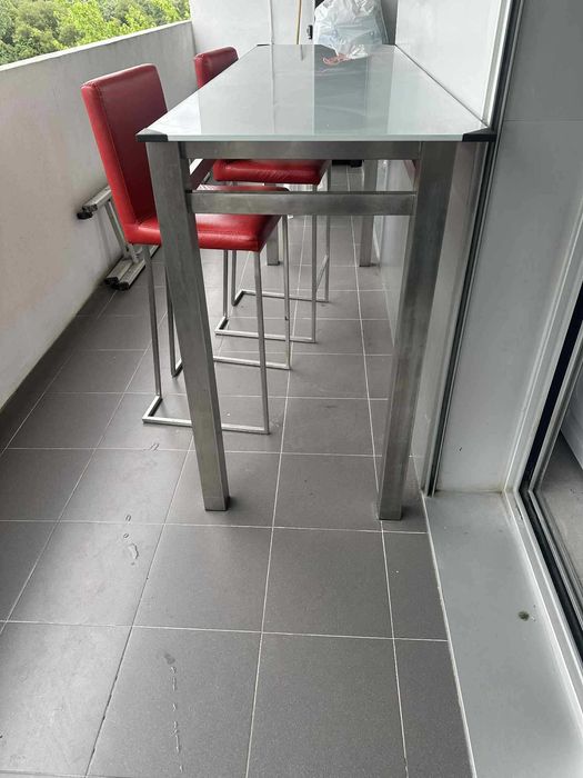 Mesa alta em aço inox e vidro + 2 cadeiras
