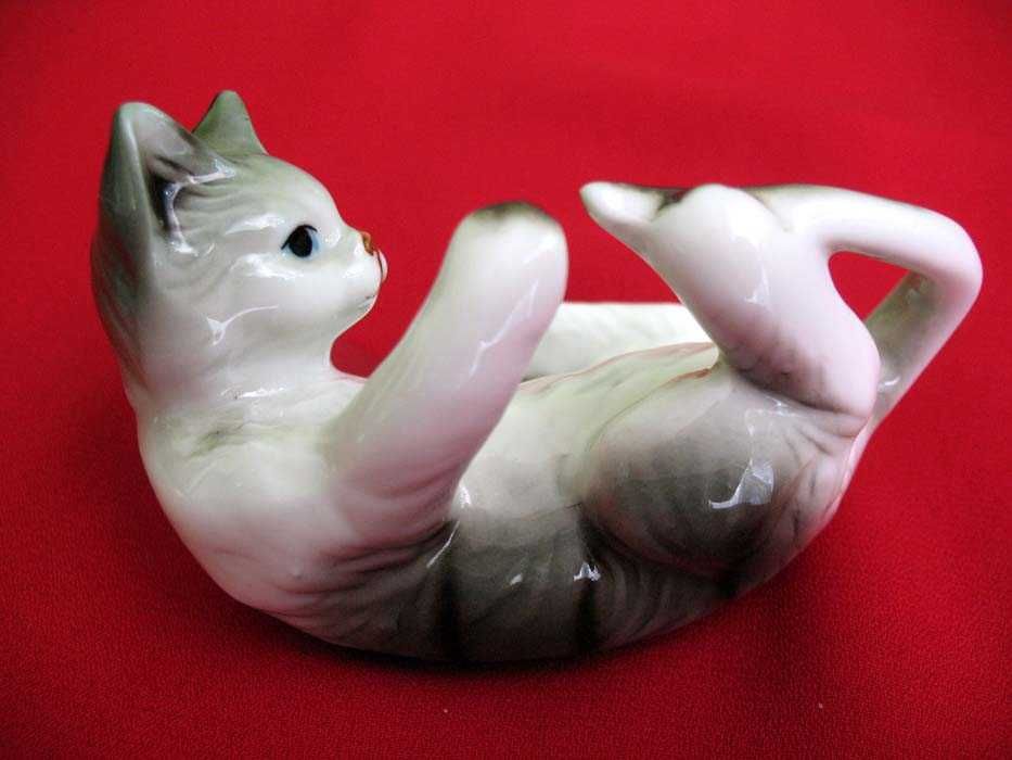 Kot - zabawny kociak bawi się ogonem - 6 x 9 x 5 cm Porcelana