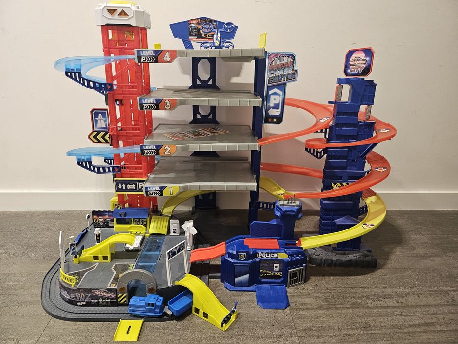 Mega Duży parking samochodowy