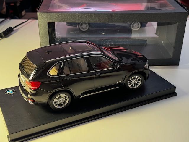 1:18 Paragon BMW X5 (F15) 5.0i / Sparkling Bronze / Dealer Edition