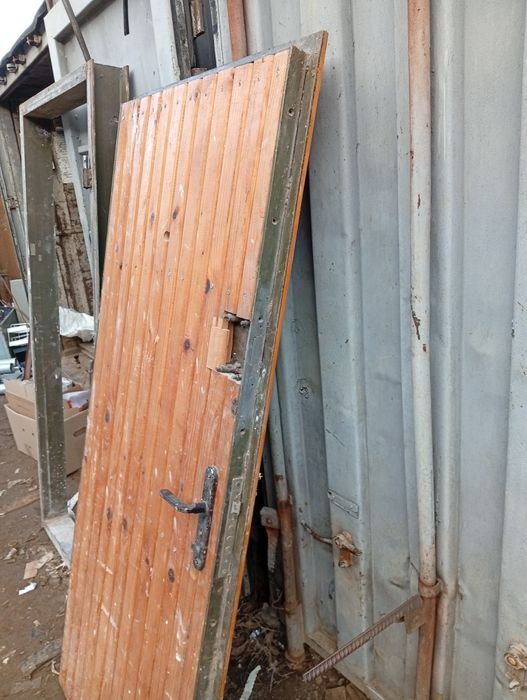 Вхідні двері металеві