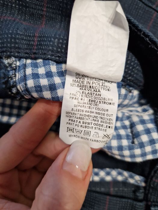 Spodnie męskie w kant granatowe z delikatną czerwoną kratką L32