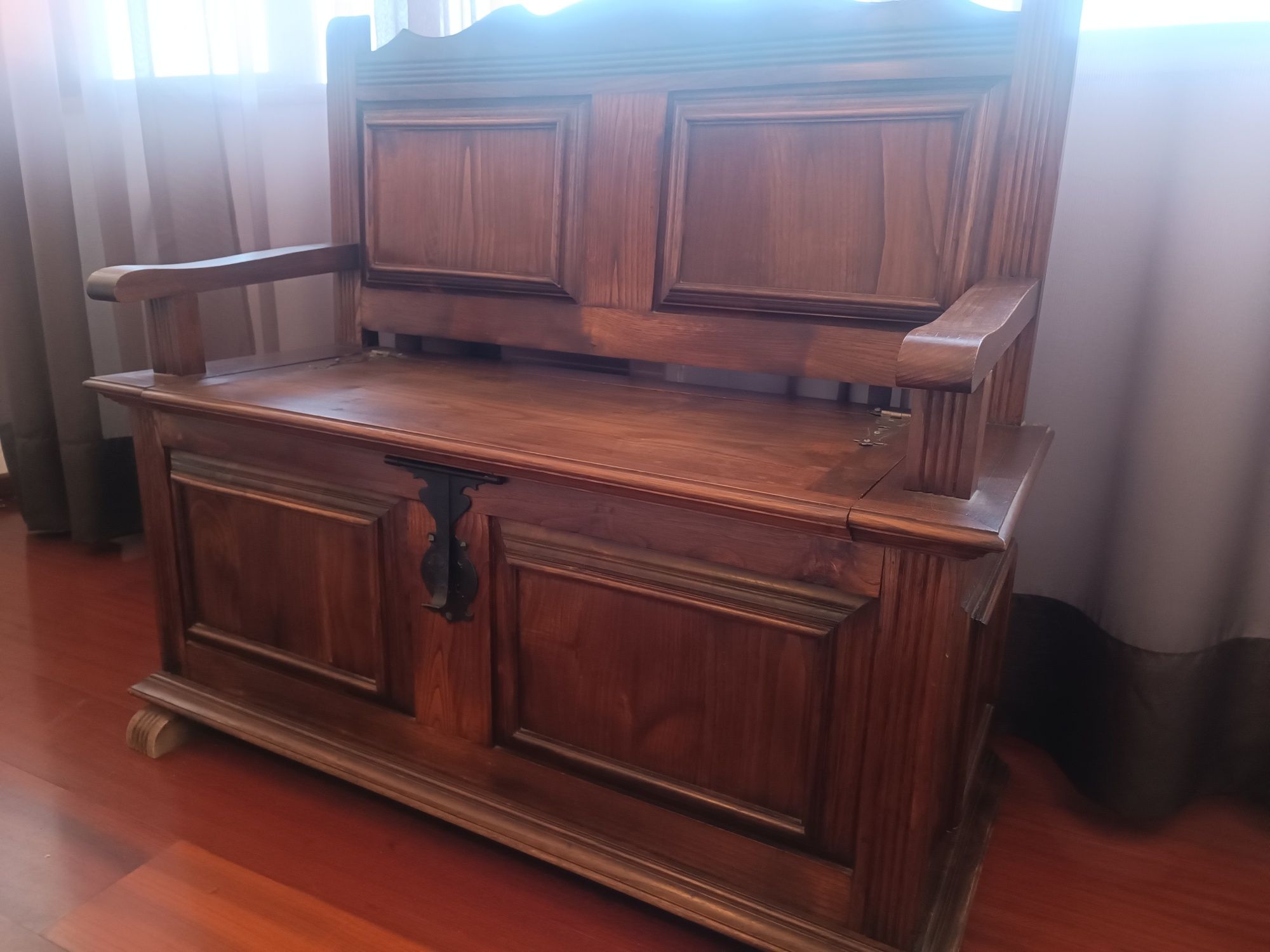 Banco com arrumação, mesa de apoio e mini estante