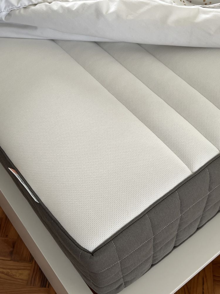 Cama Malm branca e colchão Ikea