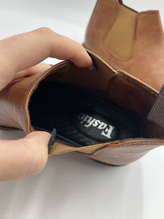 Męskie buty Chelsea Boots w kolorze klasycznego brązu.