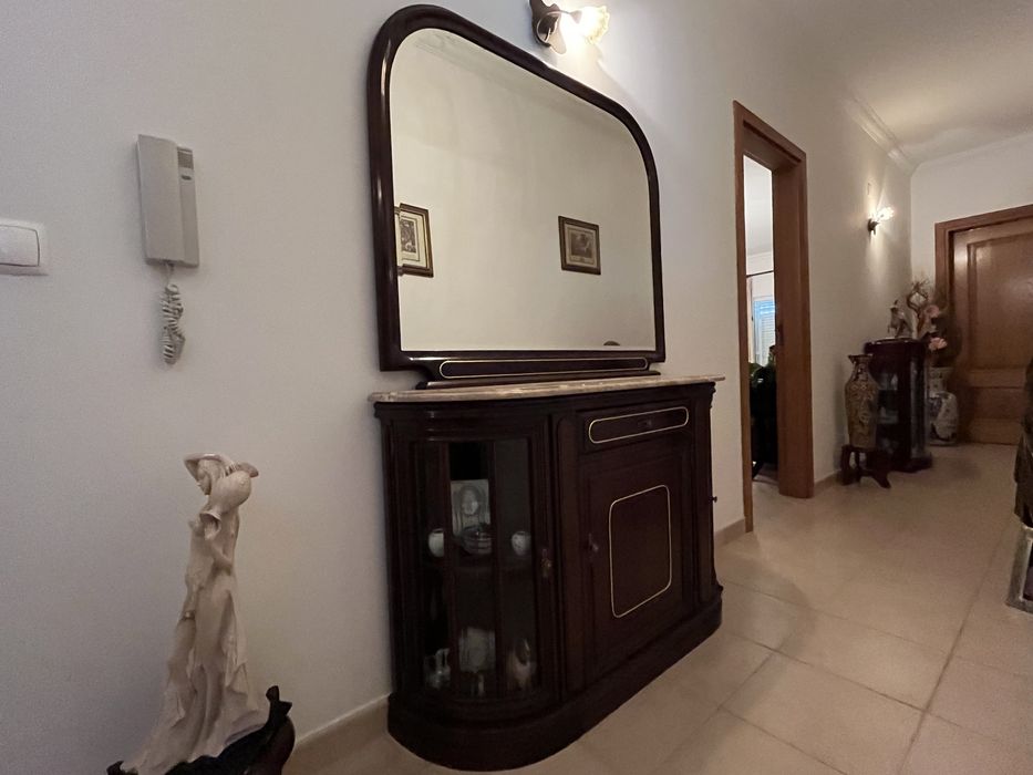 Móveis e peças decorativas