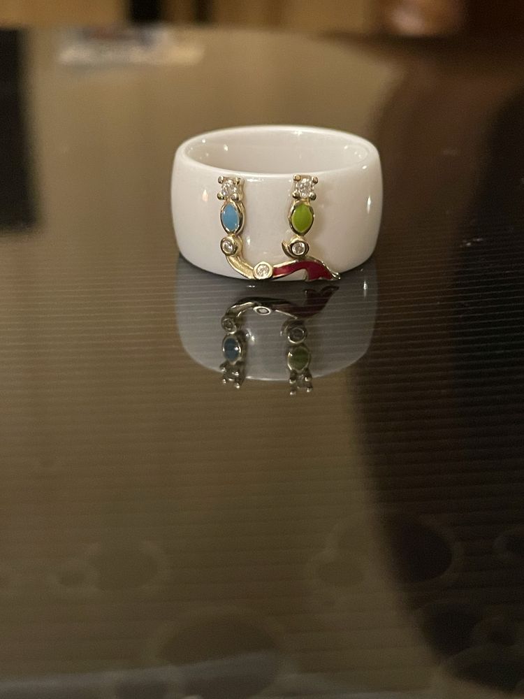 Керамическое изящное кольцо с армянскими буквами из золото.