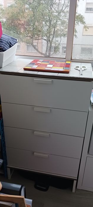 Comoda com gavetas por 20€