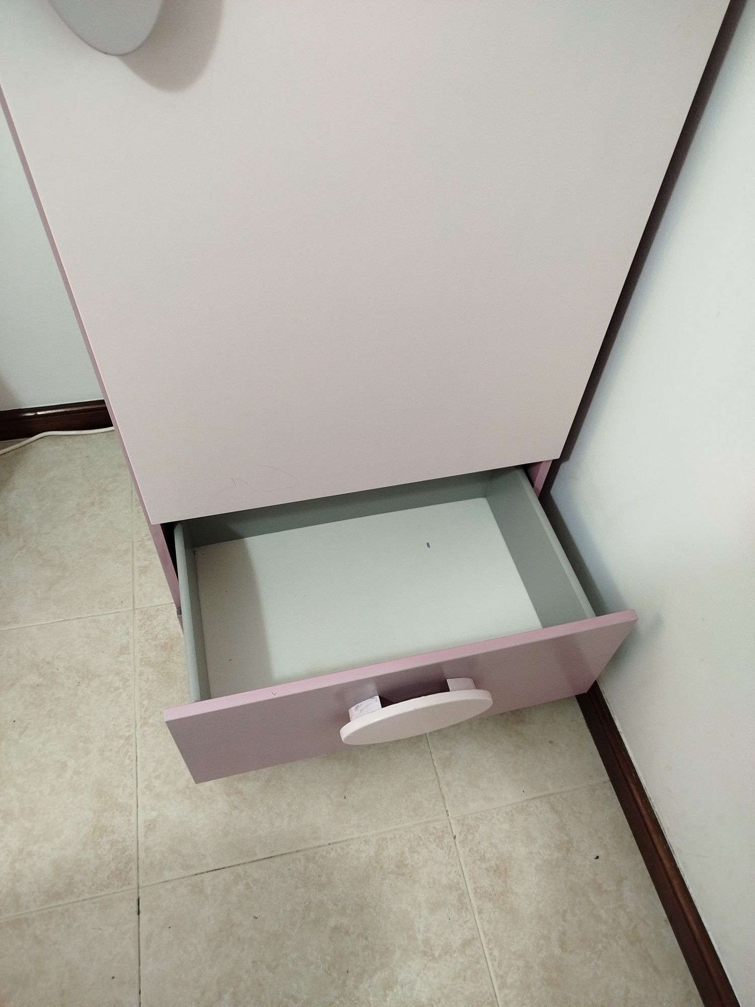 Móvel IKEA com 2 prateleiras e 1 gaveta