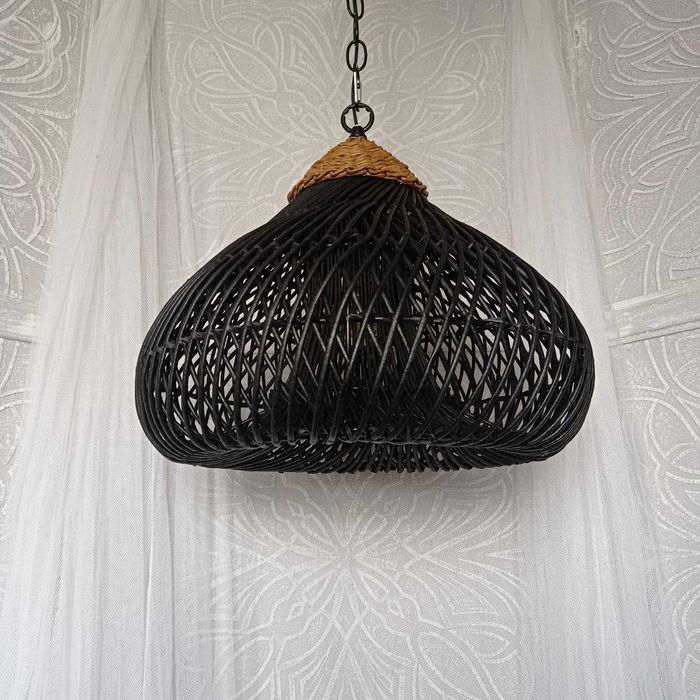 Світильники із лози ручної роботи.