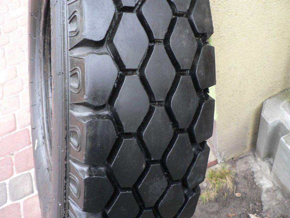 Opona 900/20 z dętką i fartuchem .