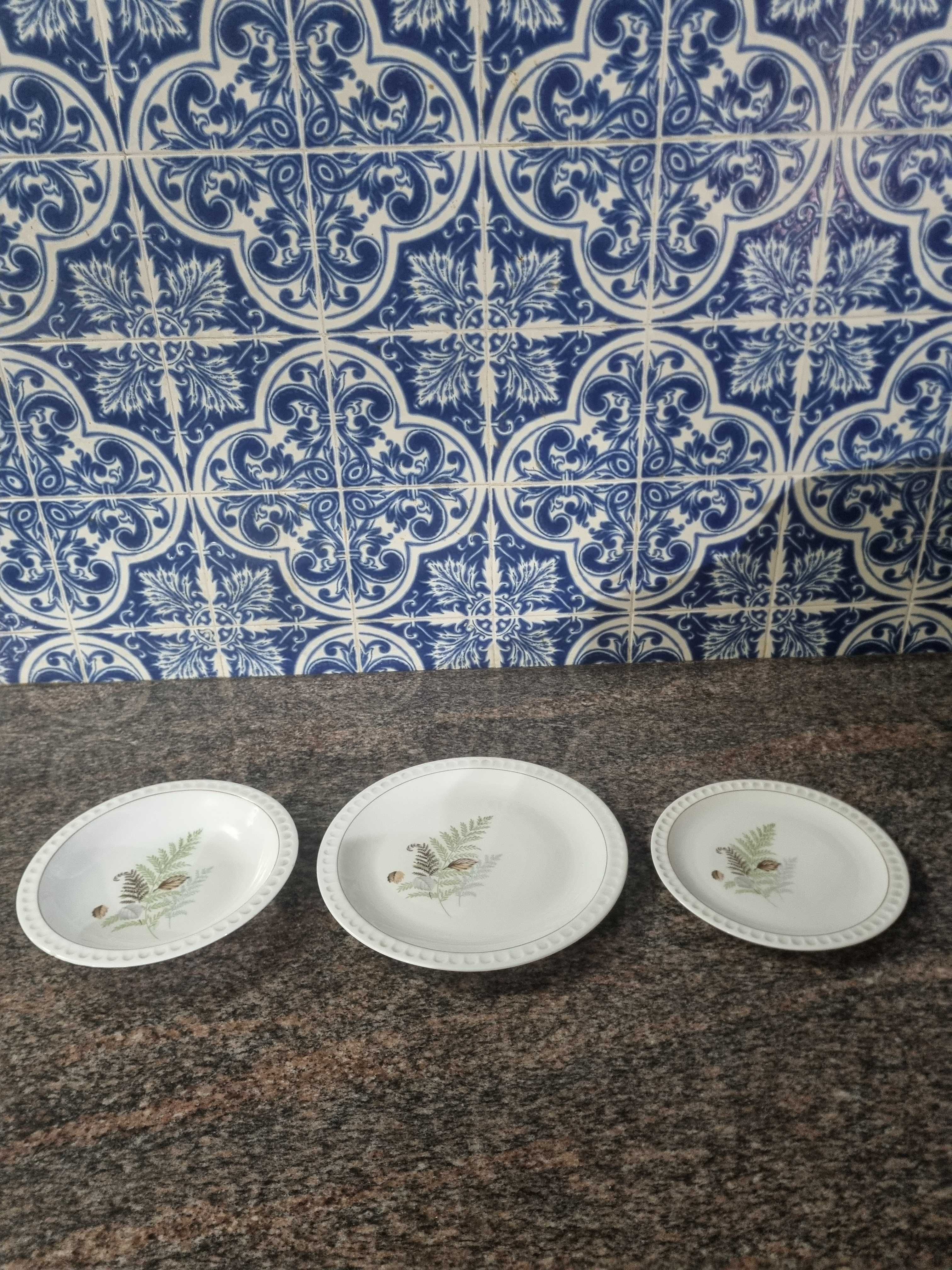 Conjunto de 3 pratos Vista Alegre