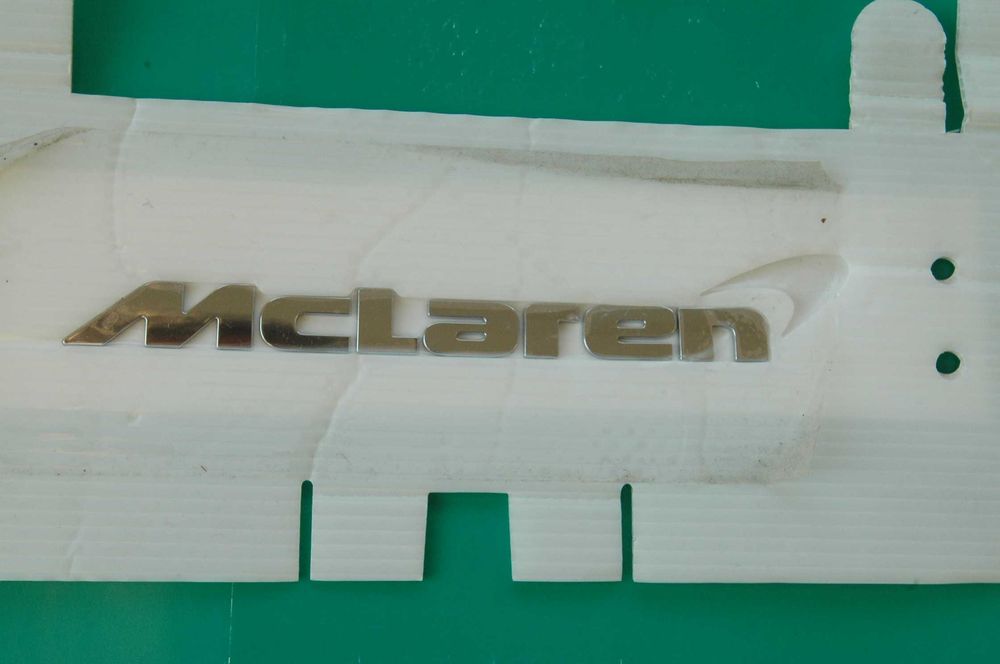 lustrzane odbicie samochodu McLaren znak jest na pojazdach za miliony