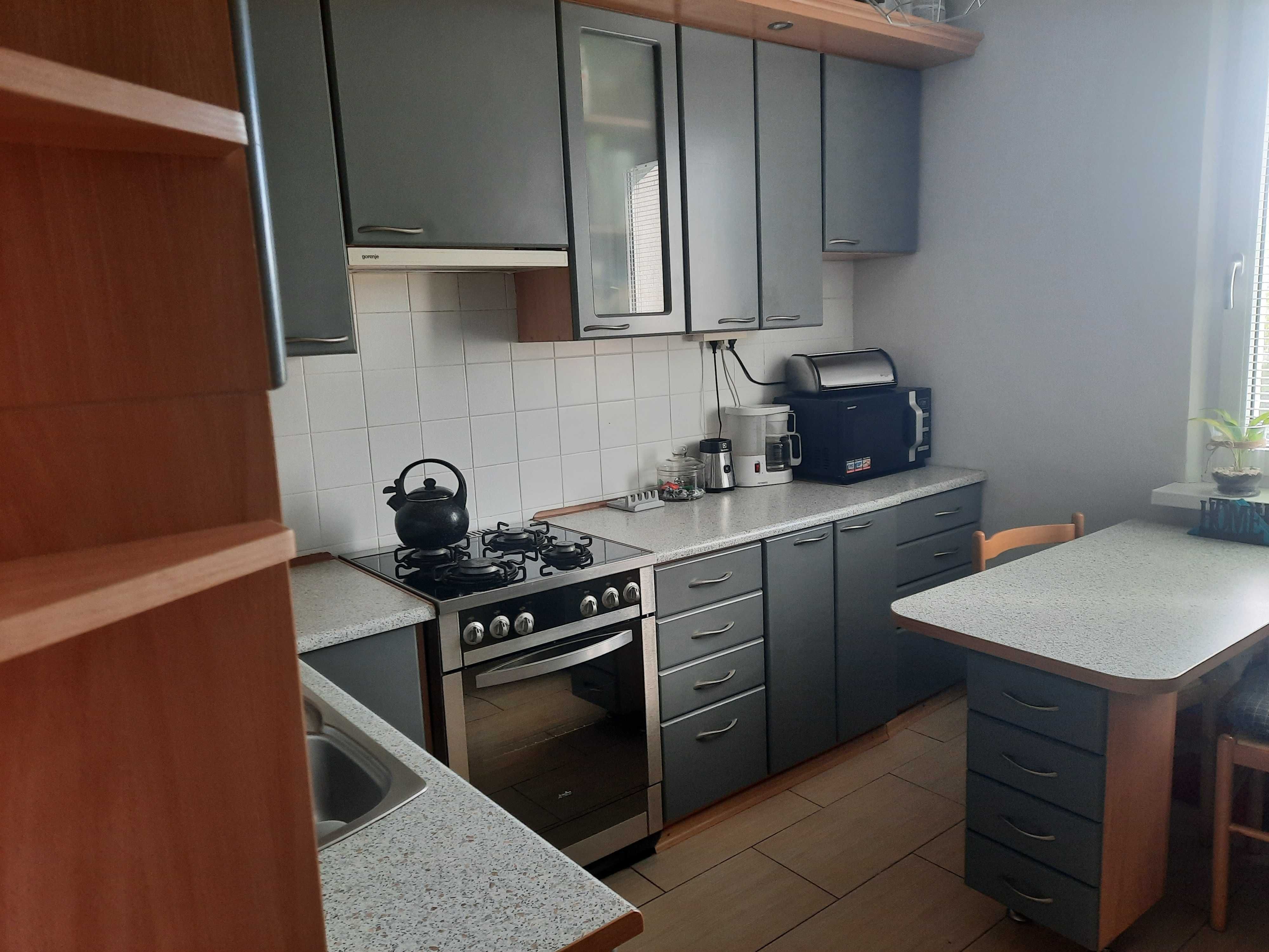 Meble/szafki kuchenne ze stołem o krzesłami