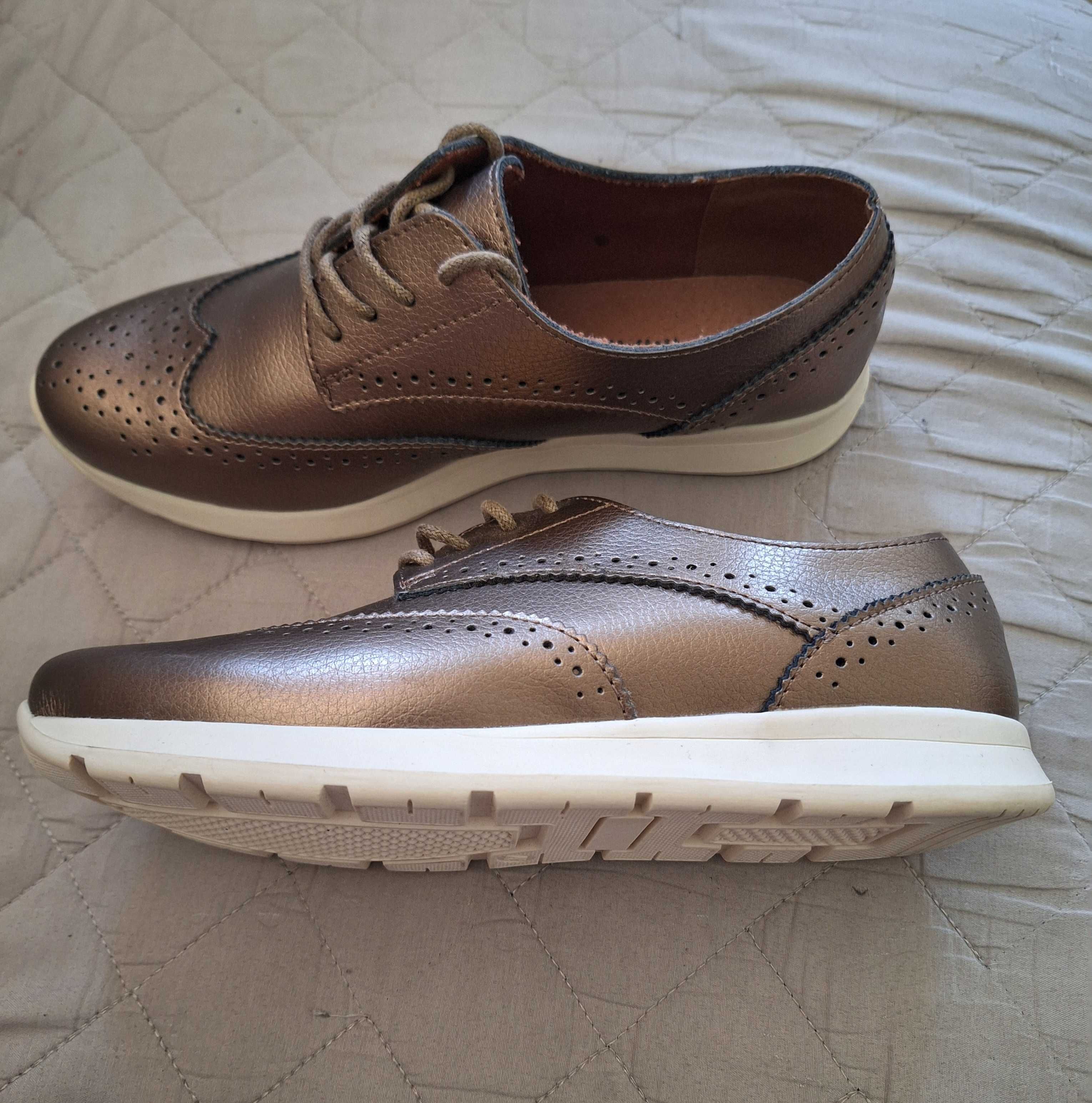 Sapatos em couro, da Damart