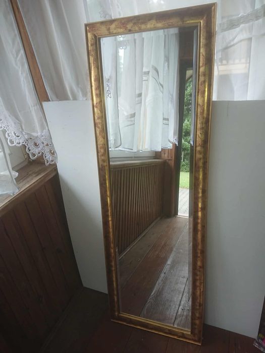 Piękne złote lustro w stylu vintagd