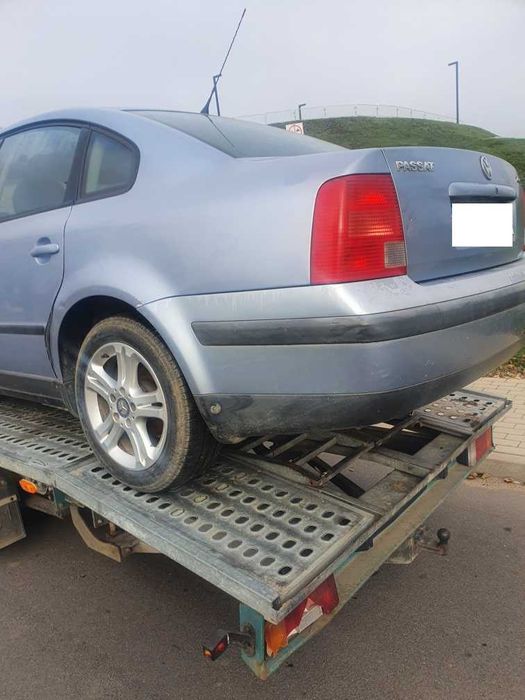 Volkswagen Passat B5 1.8 benzyna 20V 92kW sedan błękitny  na części