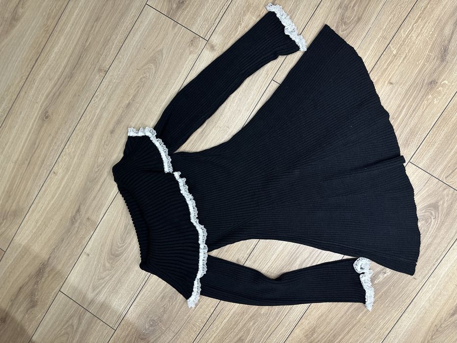 Вязане плаття з білим рюшем