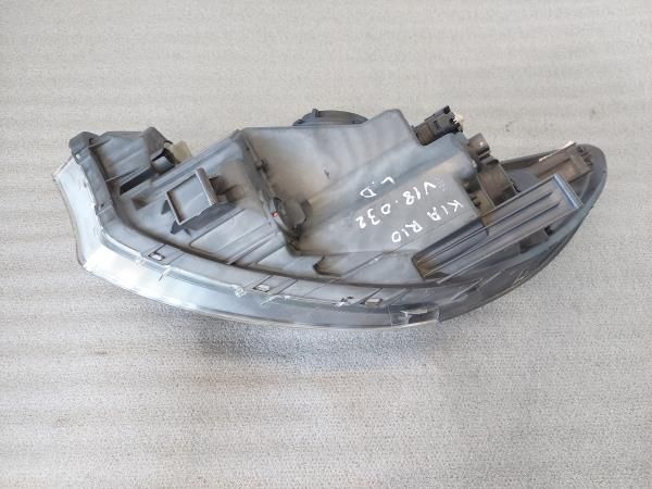Ótica / farol direita KIA Rio III (UB)