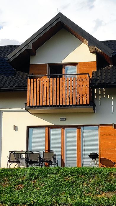 Domek w górach z widokiem na jezioro