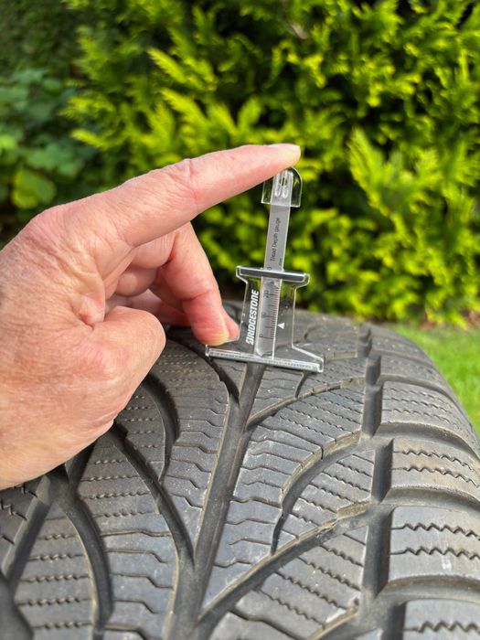 Opony zimowe Paxsaro z felgami alu. rozmiar 225/55R17 ( Mazda )