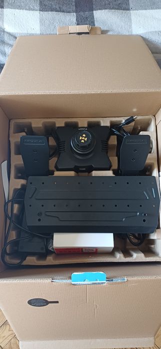 Bundle Moza R5 Volante + Pedais *Praticamente Novo*