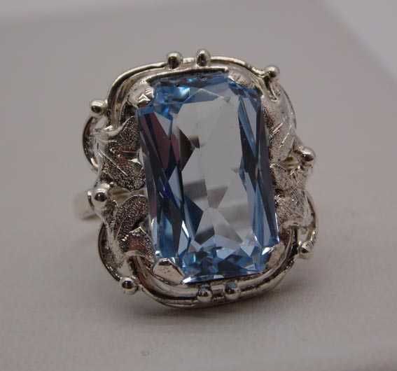 Przedwojenny srebrny pierścionek błękitny spinel listki z boku oprawy