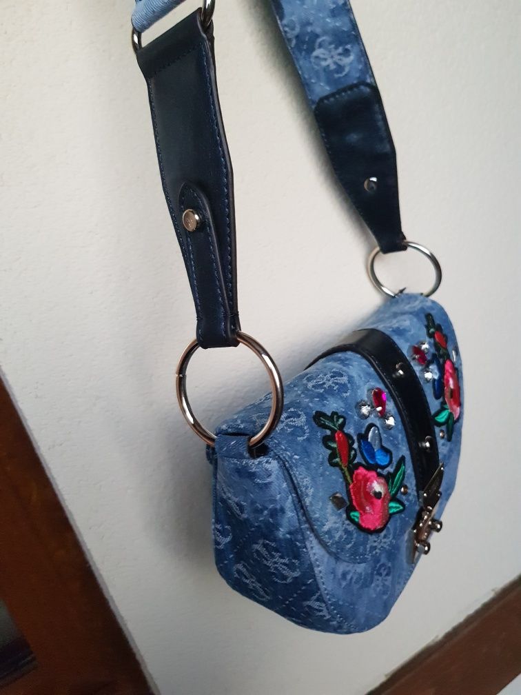 Śliczna torebeczka Guess Denim, hafty, kamienie akrylowe, monogram ory
