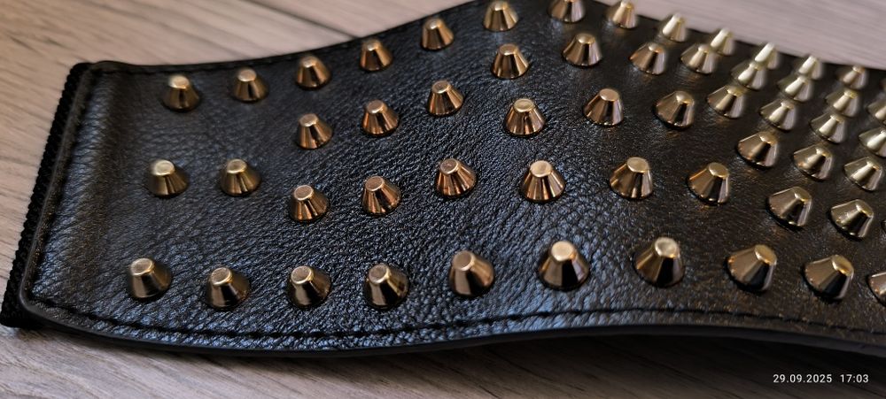 Pasek z tworzywa sztucznego, na gumie ze stożkowymi ćwiekami