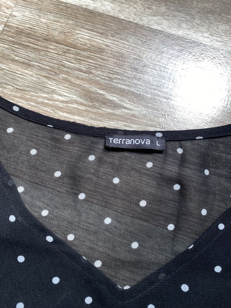 Lekka sukienka letnia w kropki grochy mała czarna elegancka Terranova