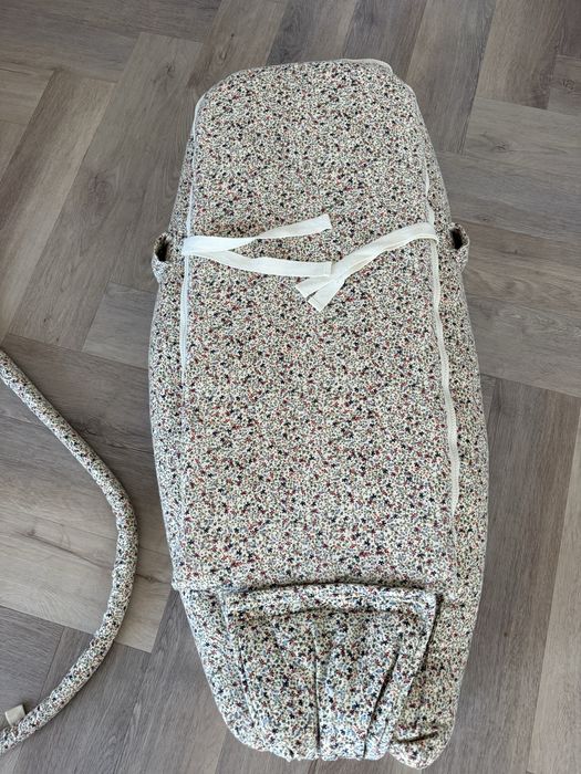 Konges Slojd kokon gniazdo niemowlece z pałąkiem na zabawki