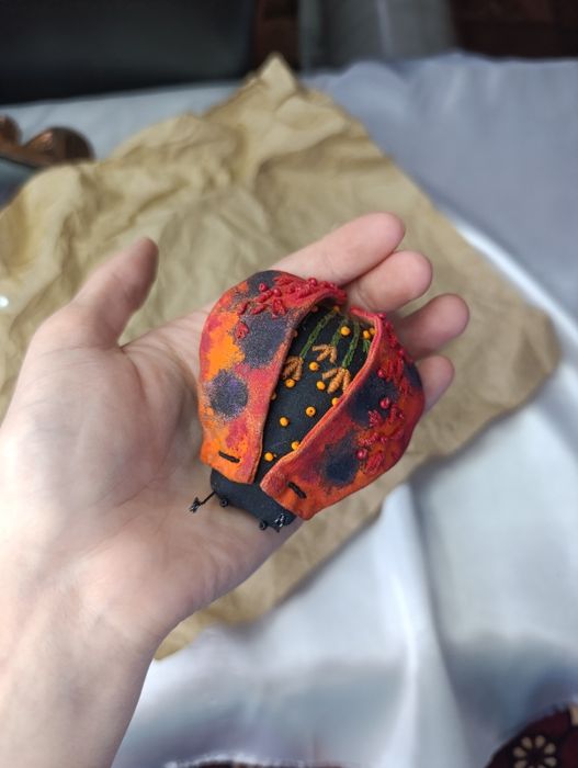 Текстильна фігурка божої корівки, декор для інтер'єру