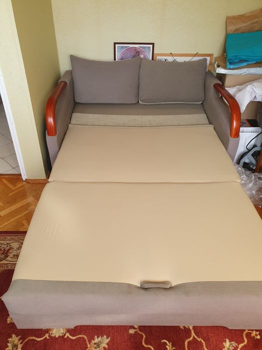 Mini sofa rozkładana ze schowkiem na pościel