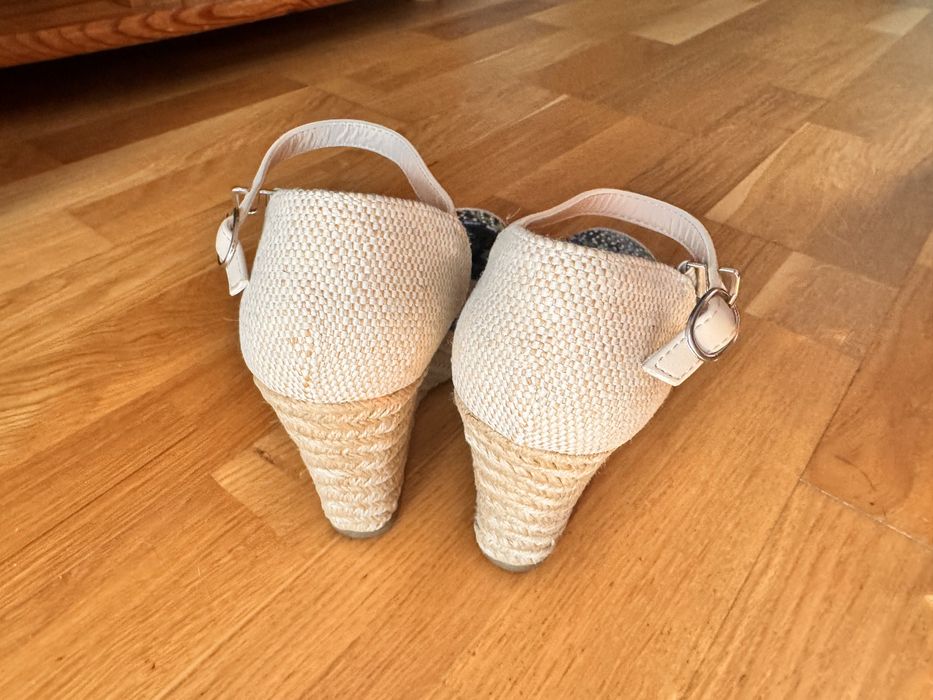 Sandały damskie na koturnie. Nowe