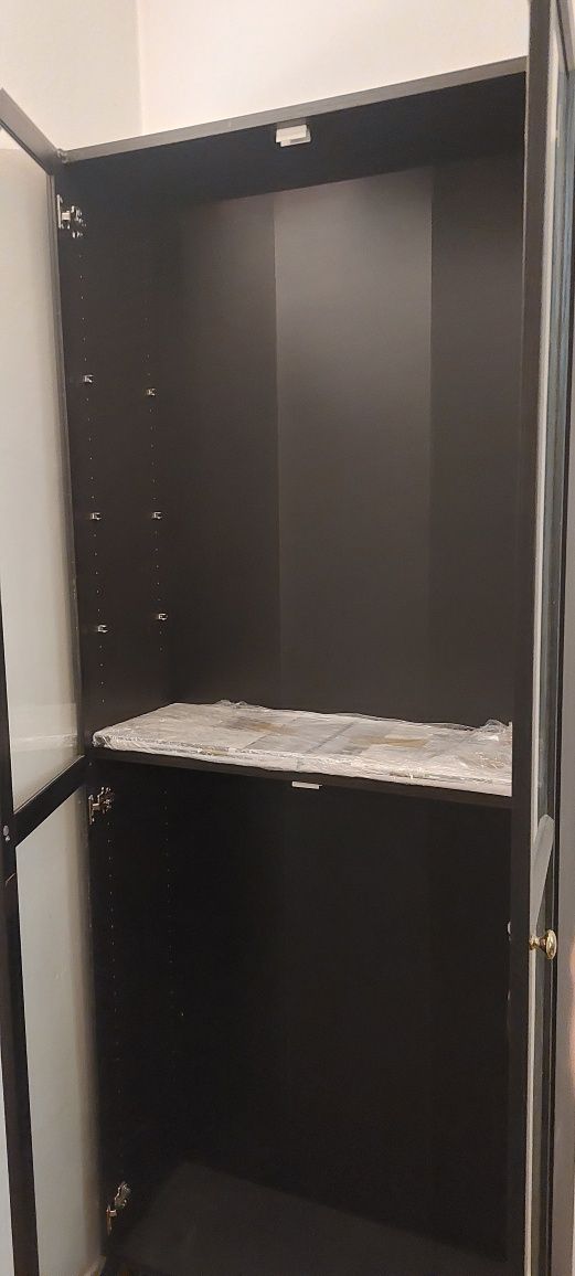 Estante com portas do Ikea