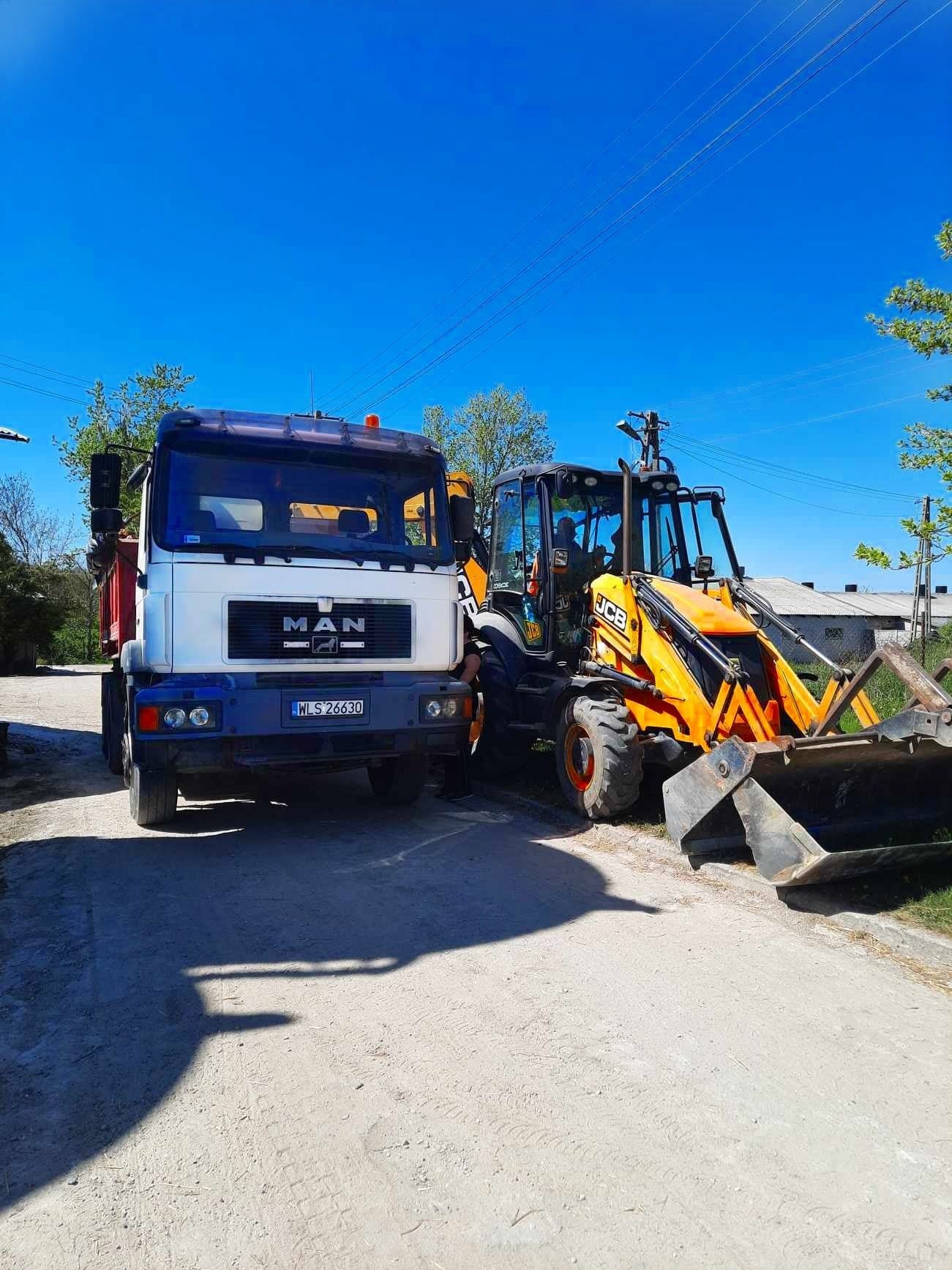 koparko-ładowarką koparka jcb 3cx wywrotka terenu fundamentPiasek 0-2